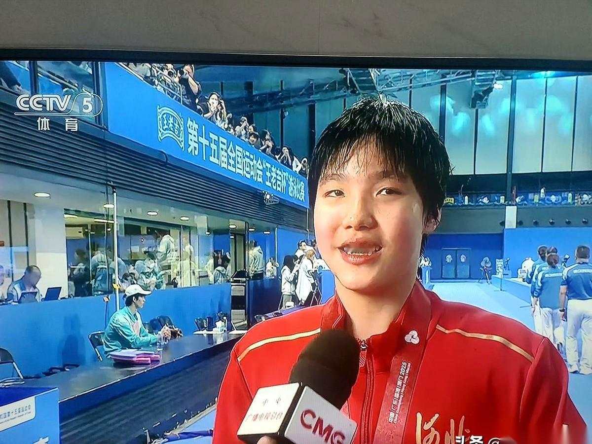 就差0.1秒。我跟你说，山东队那帮姑娘，就靠这么一口气，从浙江队手里把女子百米