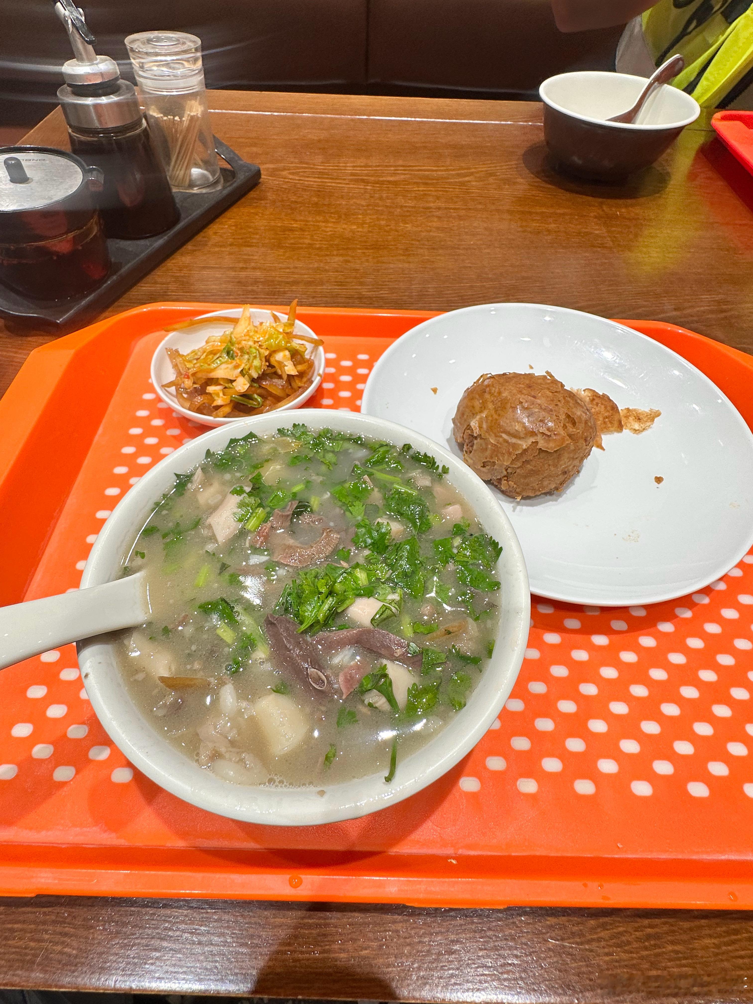 大v聊车早上吃个羊杂汤配个酥饼，那叫一个地道，北京·紫光园红庙店