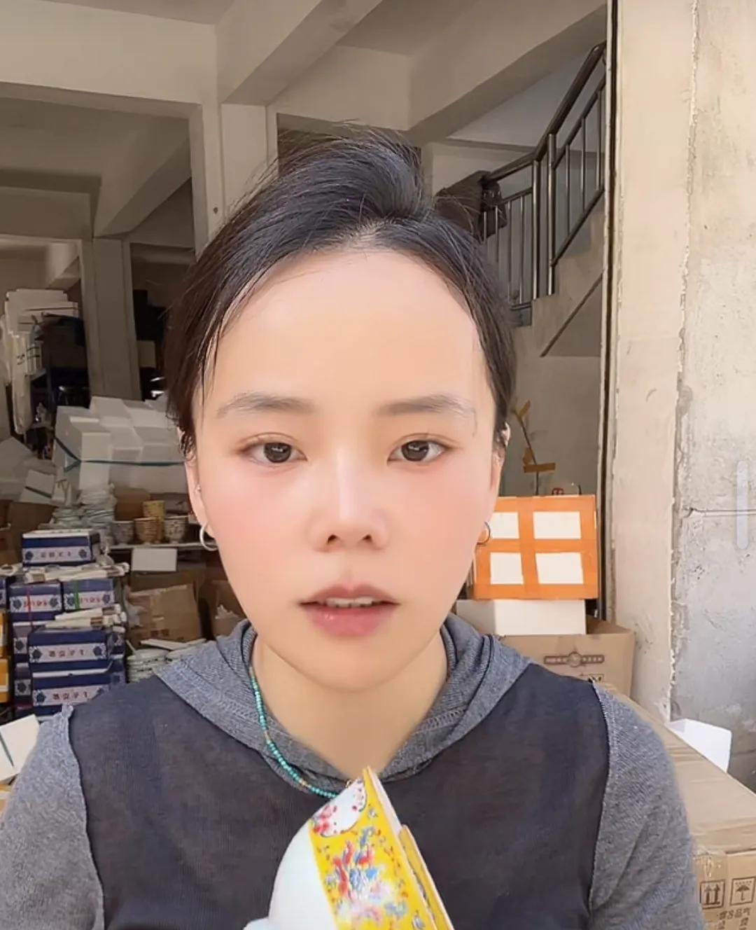 熊磊今天早上很有意思，发了个视频，许多人都以为小熊出去旅游了！结果下午又出来直