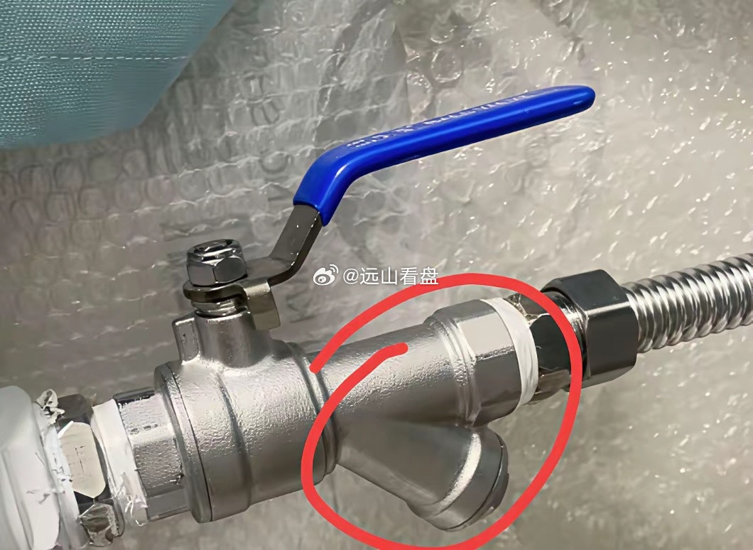 有没有水电方面的高手？问了好几个人了，也没有一个人知道水管上面的这个斜的管子是用
