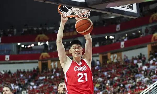 中国男篮亚洲杯首场比赛胡金秋10中9，命中率90%，拿到全队最高的20分。但是他