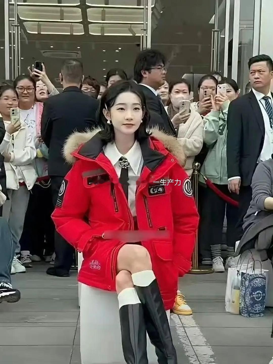 看了张艺凡才知道，原来有人跷二郎腿一只脚是可以踩在地上的