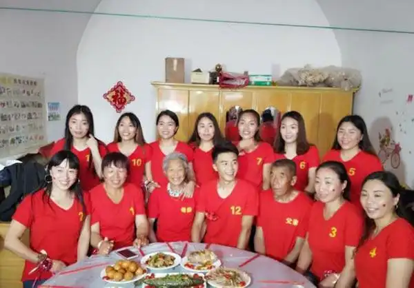 山西一对夫妻，生了11胎全是女儿，丈夫眼看妻子生不出儿子，无奈决定放弃，谁料，1