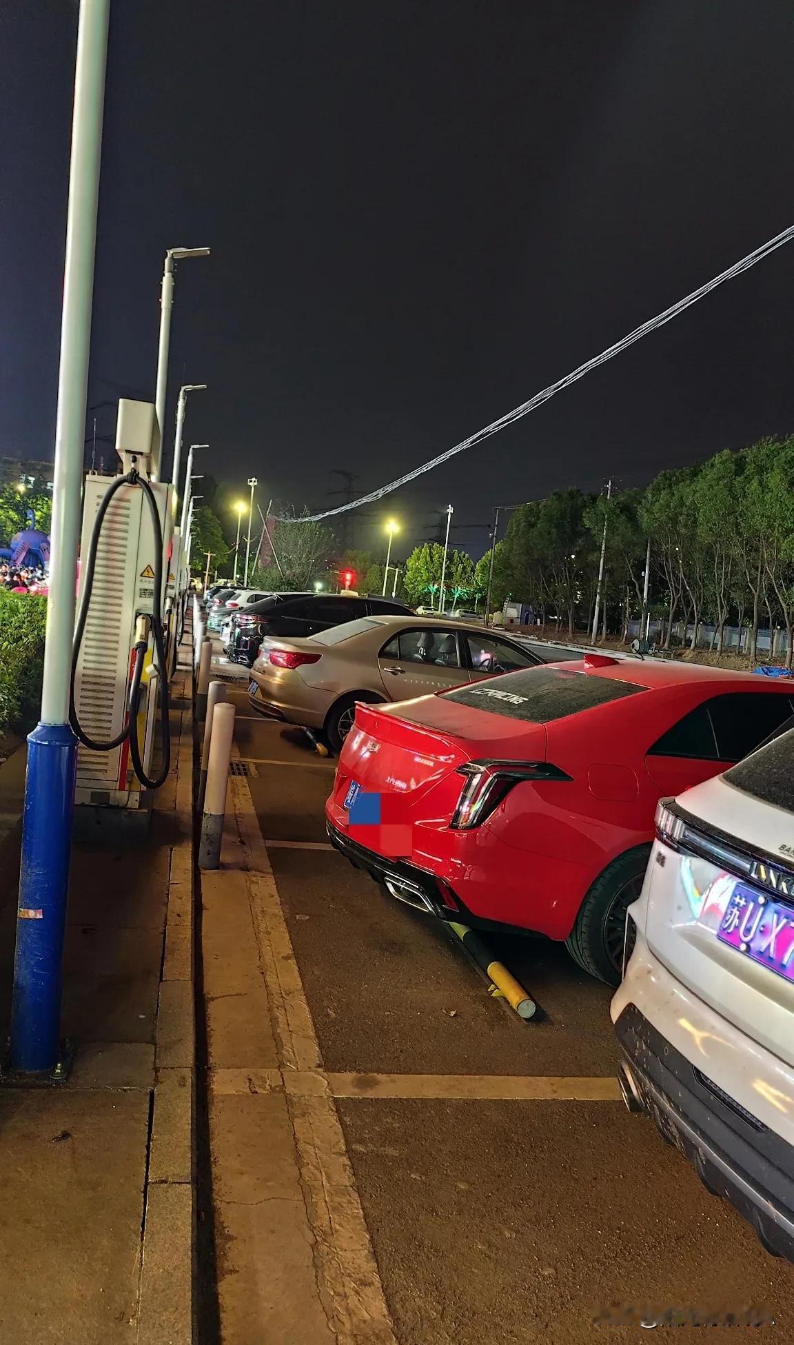 发现一个现象，就是小区附近，建的新能源充电桩，一到晚上，一大半车位被燃油车霸占，