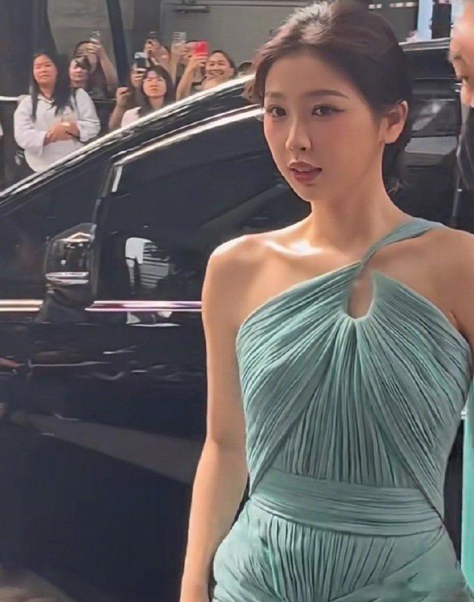 虞书欣风波后首度现身，亮相泰国出席爱奇艺活动，并担任爱奇艺国际版全球代言人。​