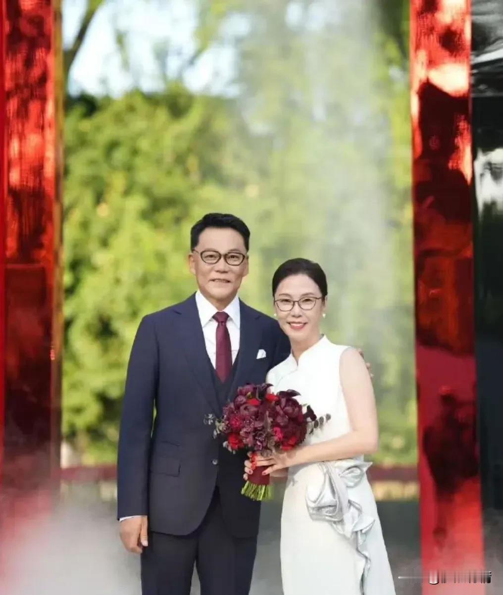 还是李国庆精明啊！别人二婚娶小娇妻，他二婚娶老初恋，一分钱彩礼没花不说，还倒