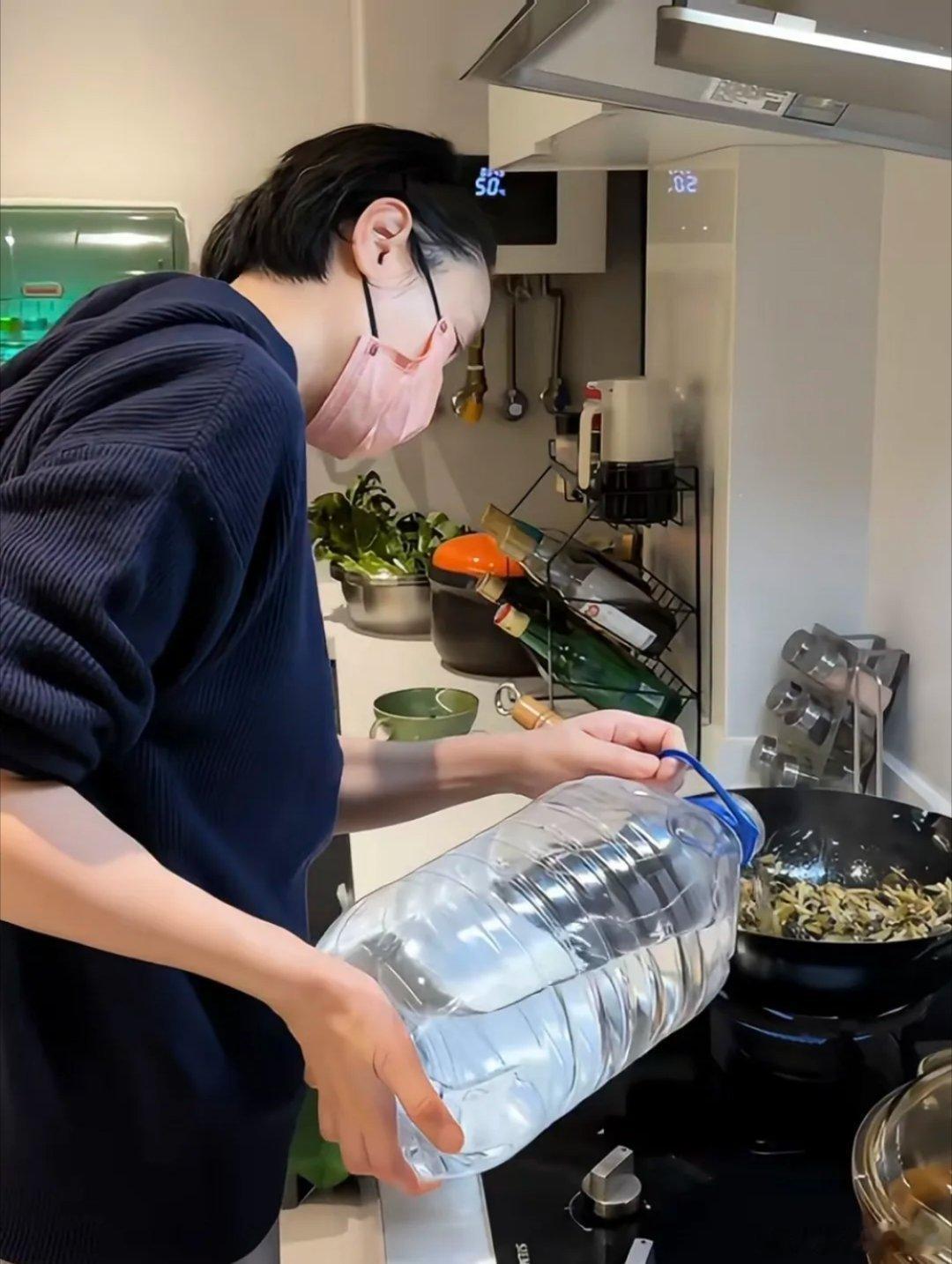 吴越下厨给工作室工作人员做饭，炒菜时特意戴上口罩隔绝油烟，难怪已经五十四岁，肤质
