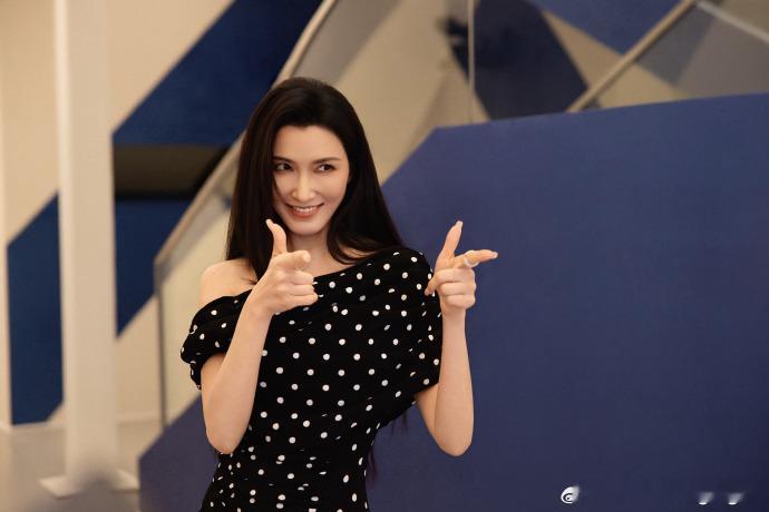 徐洁儿排名逆袭给徐洁儿接逆袭剧本已经上升到第15位了，看到徐洁儿排名逆袭，真的