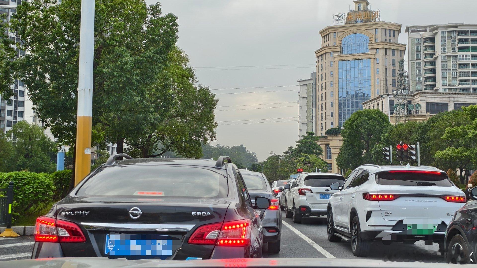 新型的行李架安装手法...不知道装了行李箱后，跑高速会怎么样？​​​