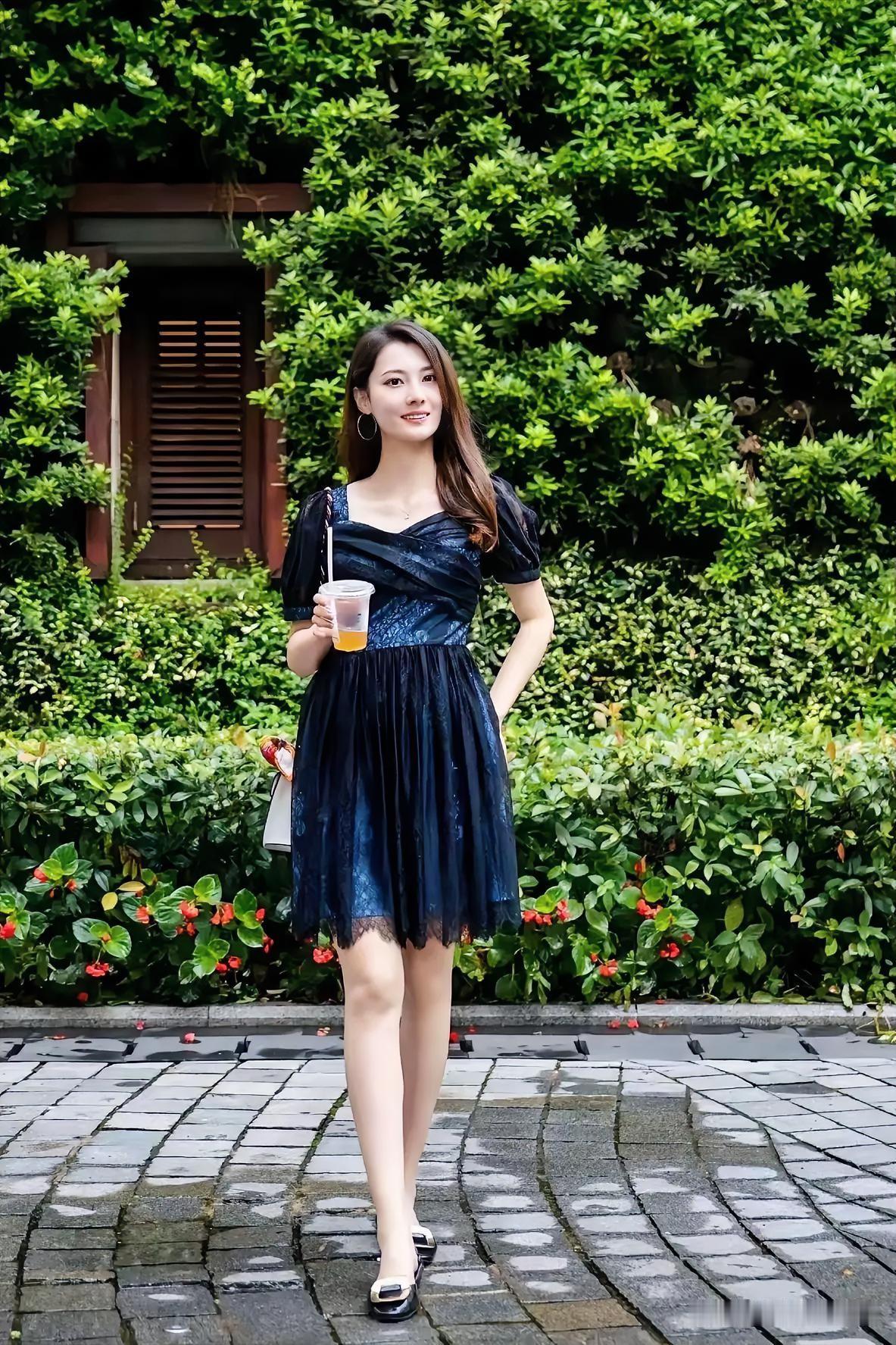 这位美女比“李主任”还漂亮！完美身材，一袭连衣裙搭配合理，长发披肩，皮肤白净丝滑