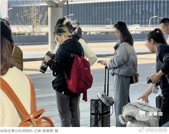 【80-300元/小时，“站姐”陪拍火了，有人档期已排到明年！有摄影师呼吁：追求