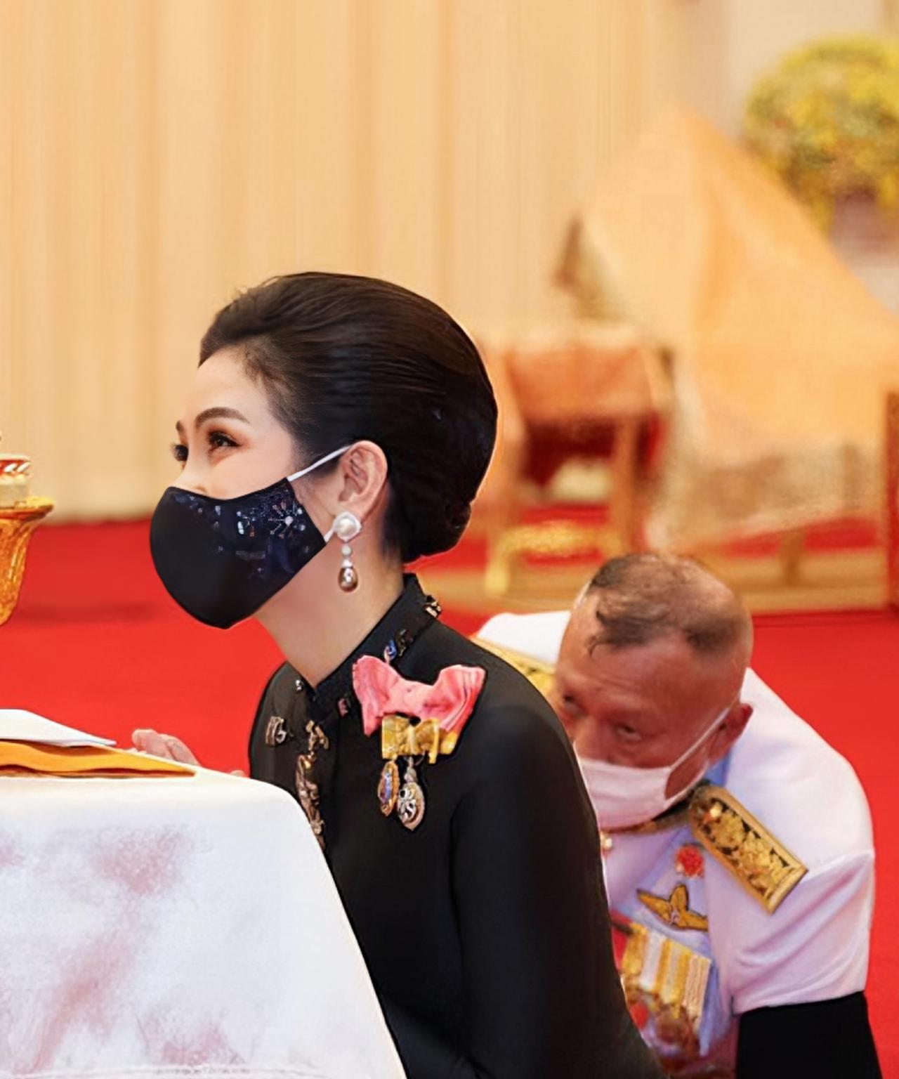诗妮娜贵妃容颜绝美，黑丧服也难掩盛世美颜2021年3月29日，泰王派诗妮娜贵妃
