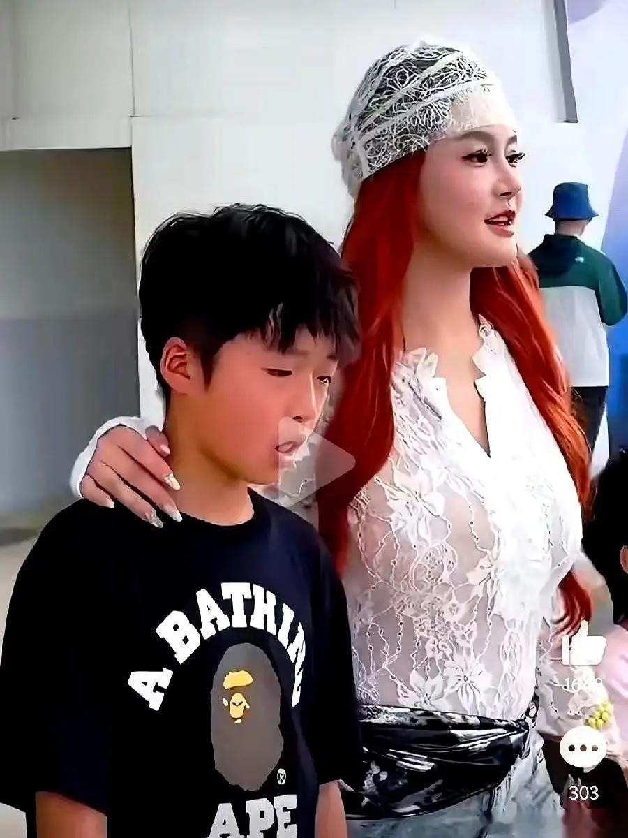 冉莹颖的最新私服照一放出来，直接把网友的眼睛“创”到了。这位向来不差钱的阔太，这
