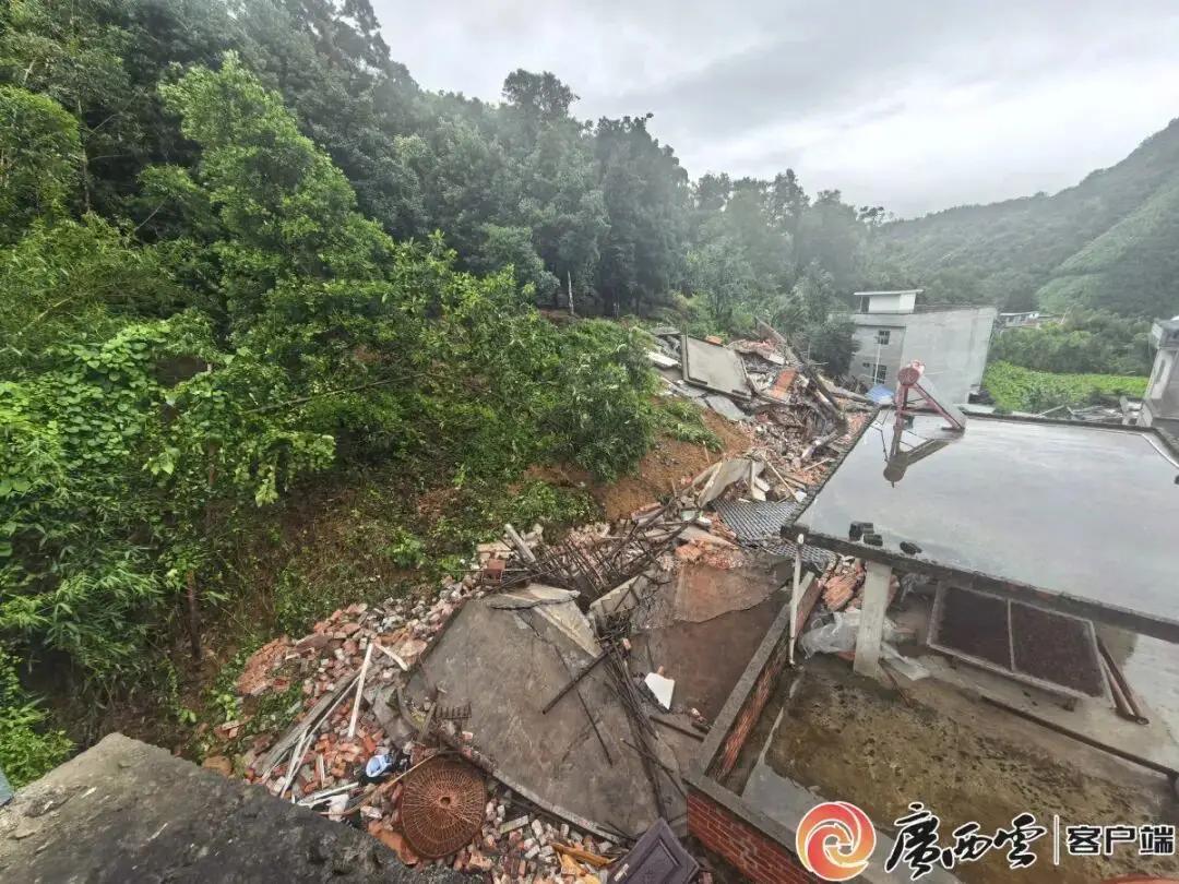 广西百色一村屯突发山体滑坡，致5栋民房倒塌！幸亏村干部多看了一眼地面，56人提前