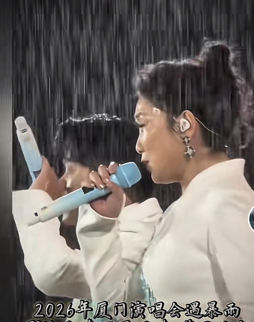 玲花的妆淋花了！凤凰传奇厦门演唱会，大降大雨，在演唱策马奔腾时，曾毅率先扔伞
