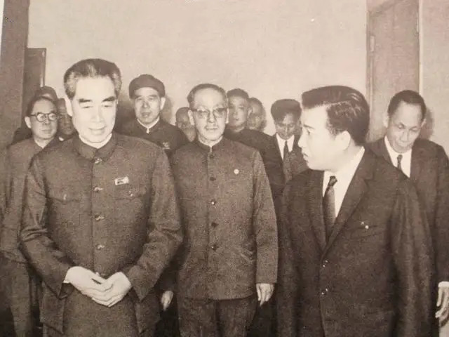 周总理身后，紧跟着什么样的人？康生，陈伯达，黄永胜，真正能帮助他排忧解难的李先念
