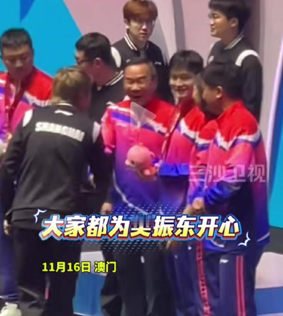 11月16日澳门，樊振东拿下十五运男单金牌啦！比赛结束后，整个上海队都冲了上