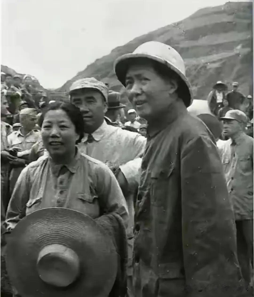 这是1949年8月28日，毛主席将要乘坐飞机，去重庆和蒋介石谈判，图片中有伟大领