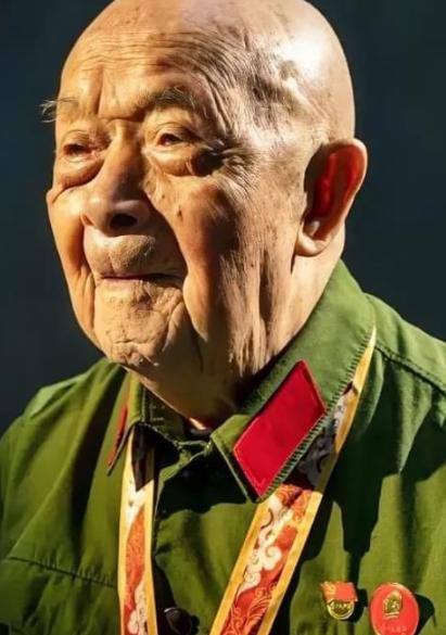 抗美援朝时，他一人歼敌400余人，立下汗马功劳，复员时，却因工作人员写错一字，苦