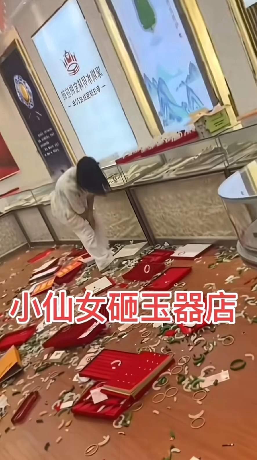 最怪的是商家全程没人敢上前制止，就远远躲着，营业额一天就是一年谁不躲啊。因为