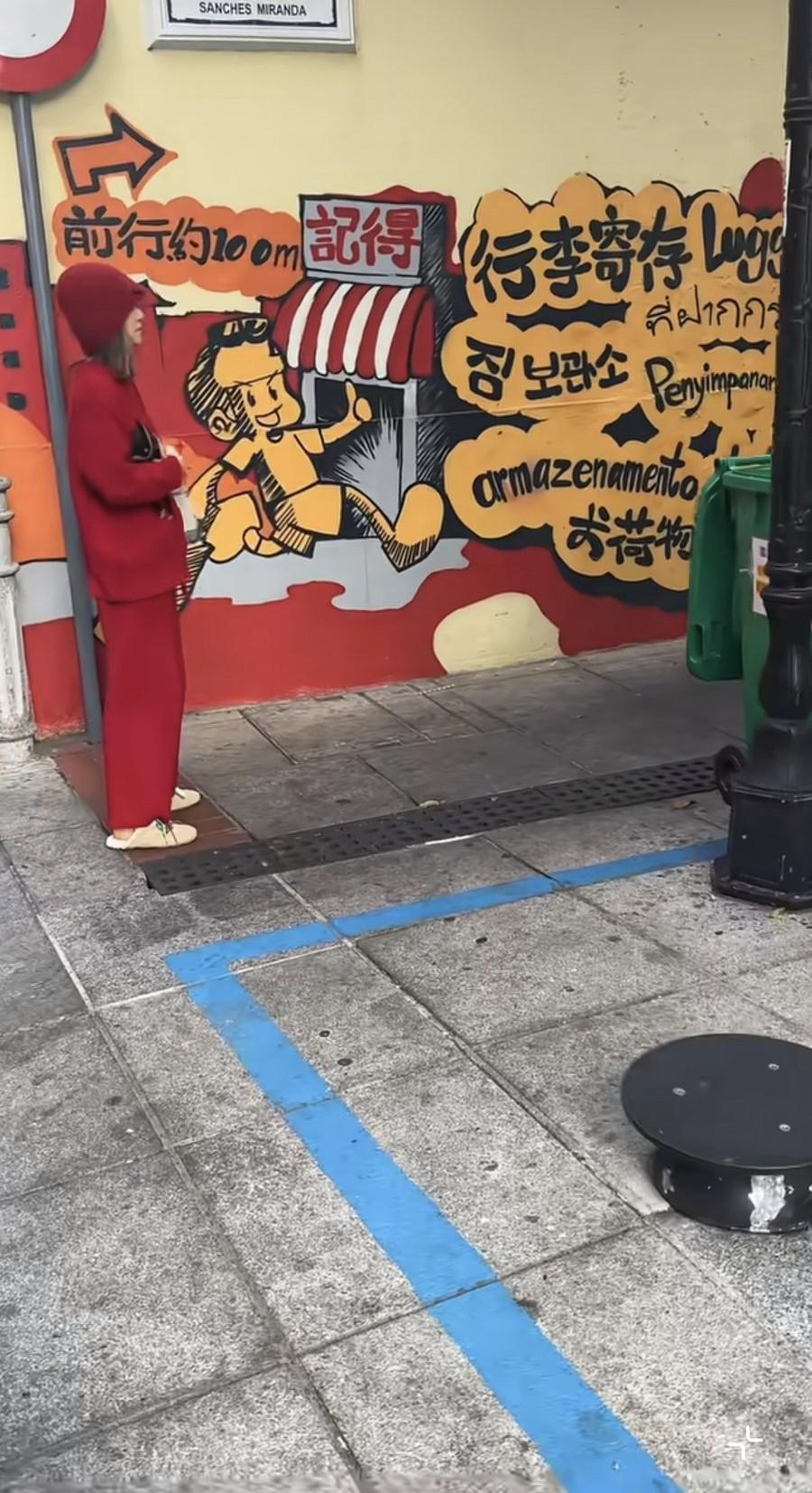 何超莲在澳门街头打扮邋遢，弯腰驼背，像个老太太！2月25日，何超莲在中国澳门