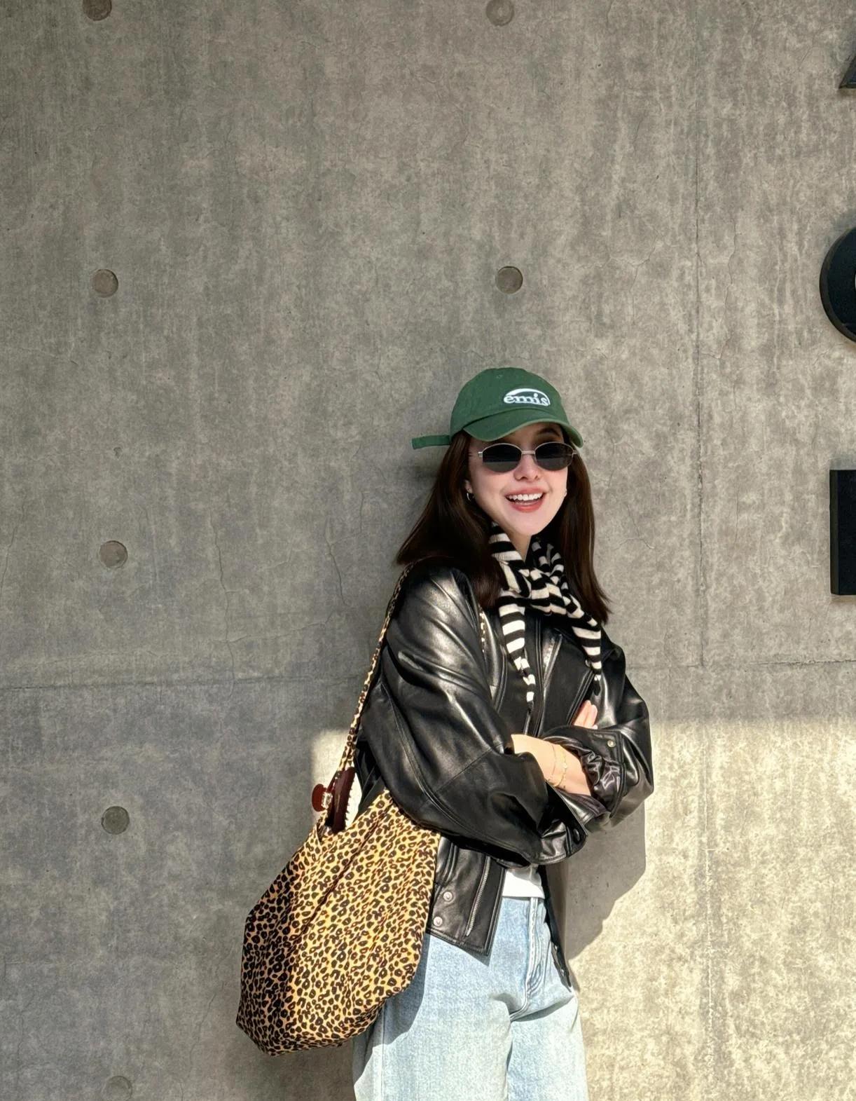 春天这么穿，又酷又减龄！🖤黑皮衣+浅蓝牛仔裤真的是万年经典，宽松版型对腿