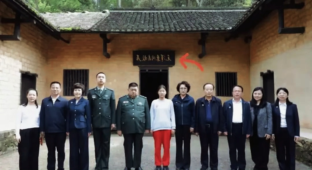 珍贵合影:毛主席故居门前，毛家后人整齐列队留影！