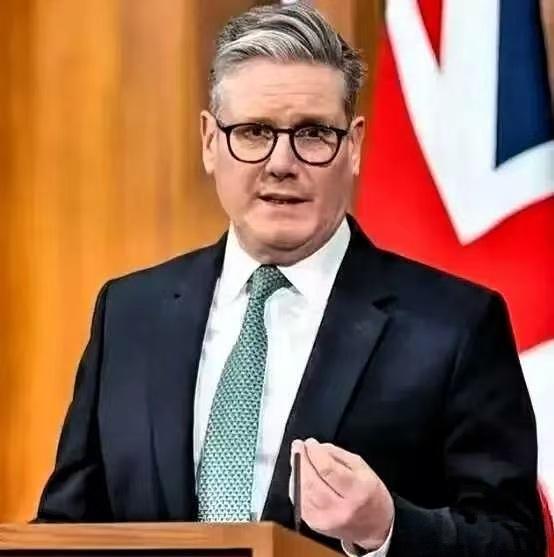 英国首相斯塔默公开认错，任命前驻美大使犯大错！4月20日，英国首相斯塔默在议