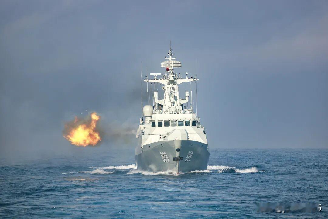 近日，南部战区海军某护卫舰支队奔赴南海某海域，组织舰艇全训考核。对空防御、对岸打