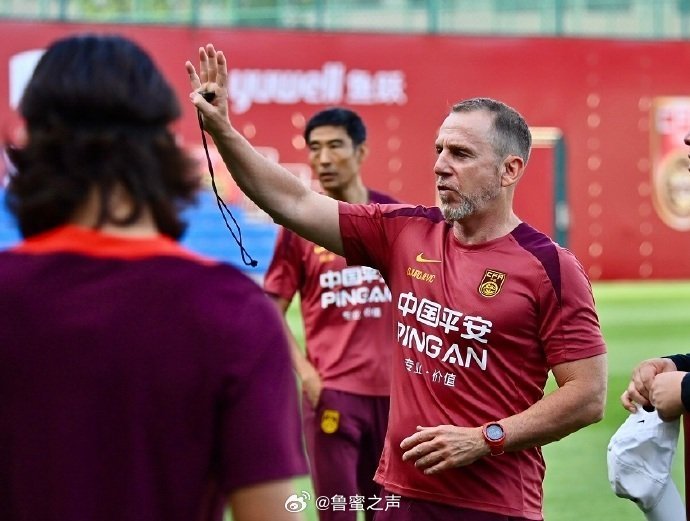 国足的训练服也打上广告了，现在的经济形势可见一斑。​​​