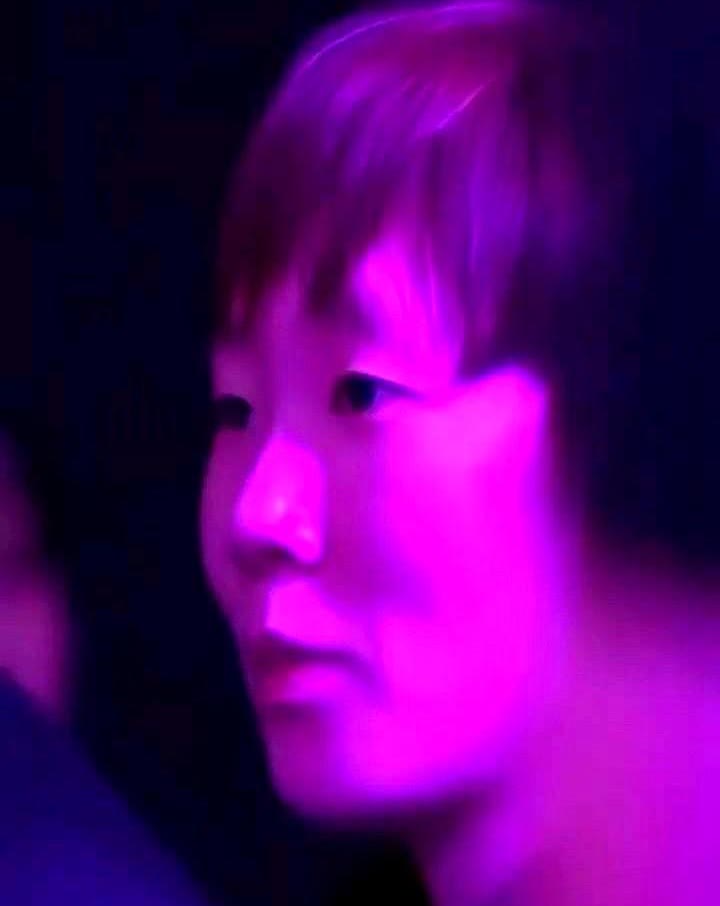 王曼昱坐在看台，目光钉在孙颖莎的每一次挥拍，像要把动作拆成帧。刚刚被陈熠
