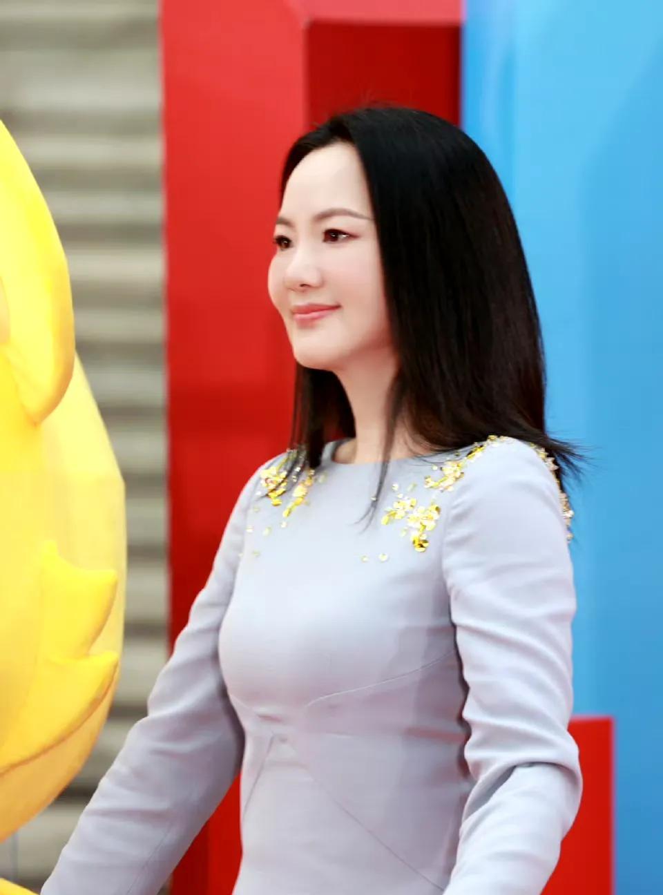 胸太大的女人，不适合穿领口太小的衣服。她这样感觉显胖20斤，她曾经也是陈道明的“