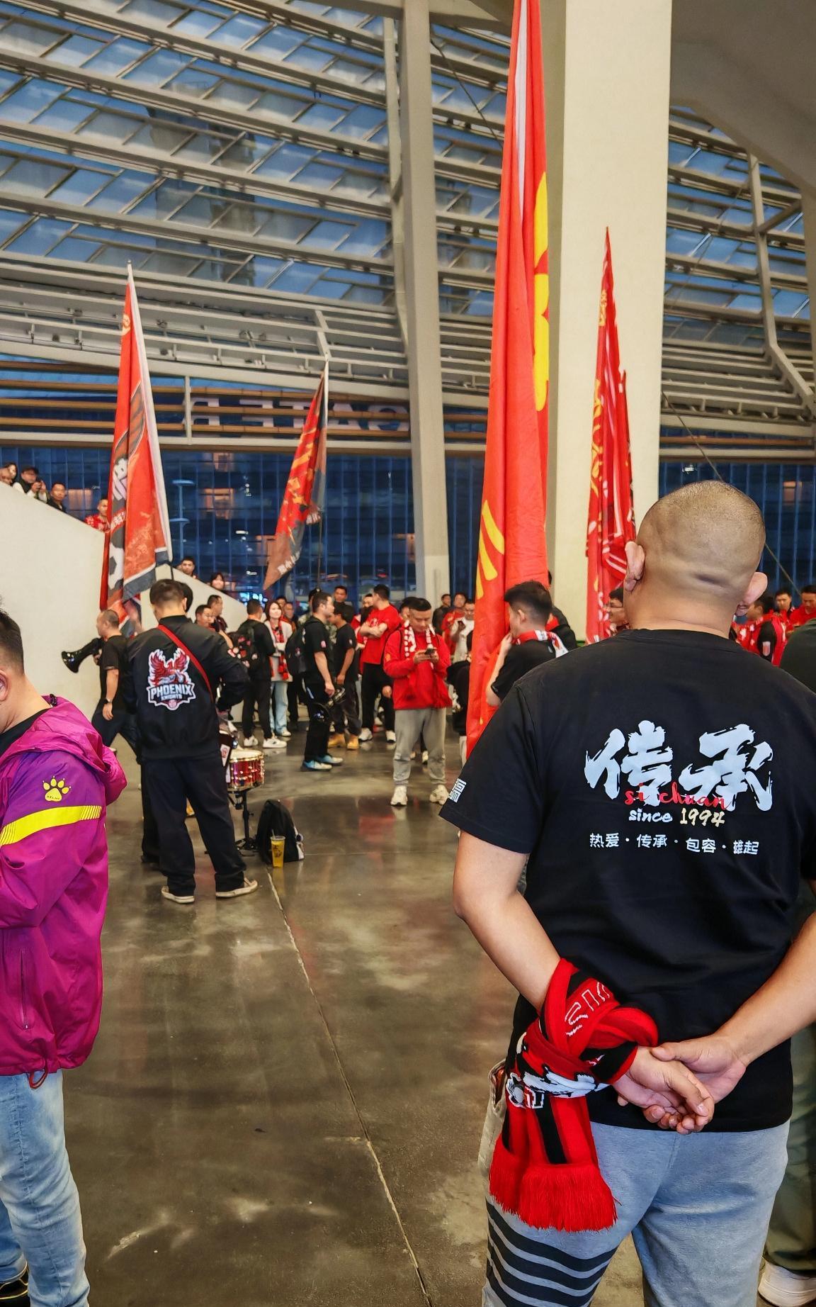 多事之秋的成都蓉城不愧是网红球队：联赛才结束几天，网上各种传闻满天飞。搞得自家