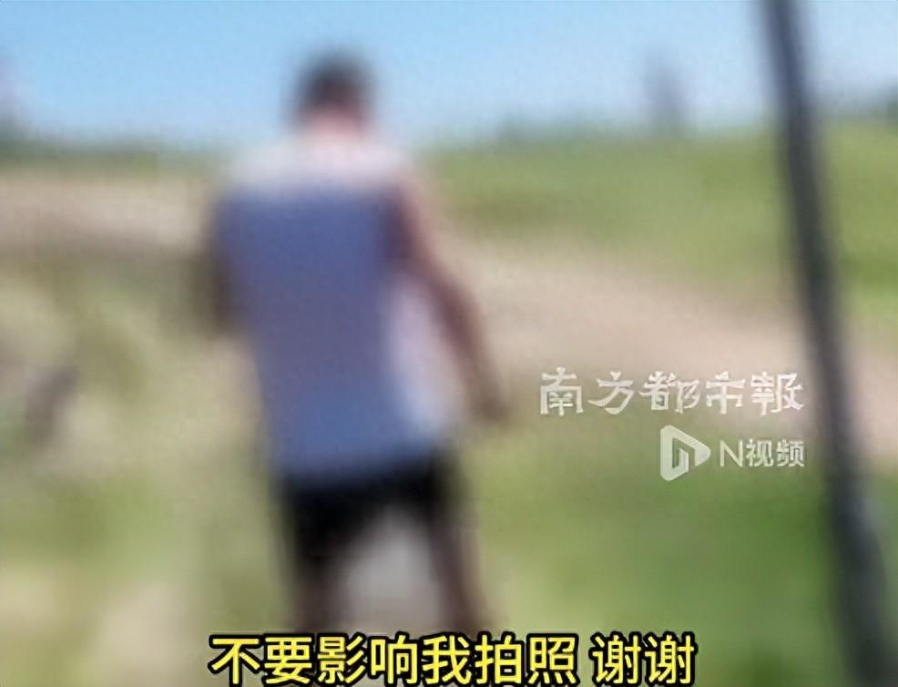 8月20日扬子晚报报道青岛，一26岁外地女生独自旅游，架相机在海边拍照，中年男子