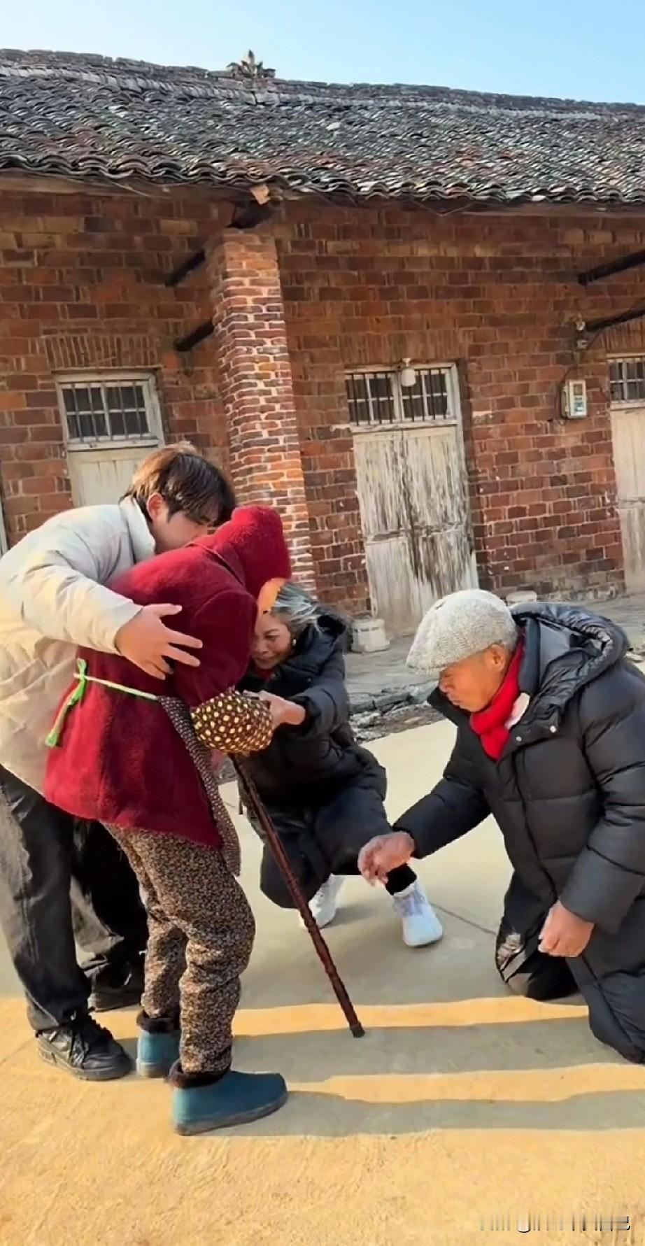 如果没有必要，女生真的不要远嫁！今天刷到一个视频，一个远嫁的女人回老家看望自己