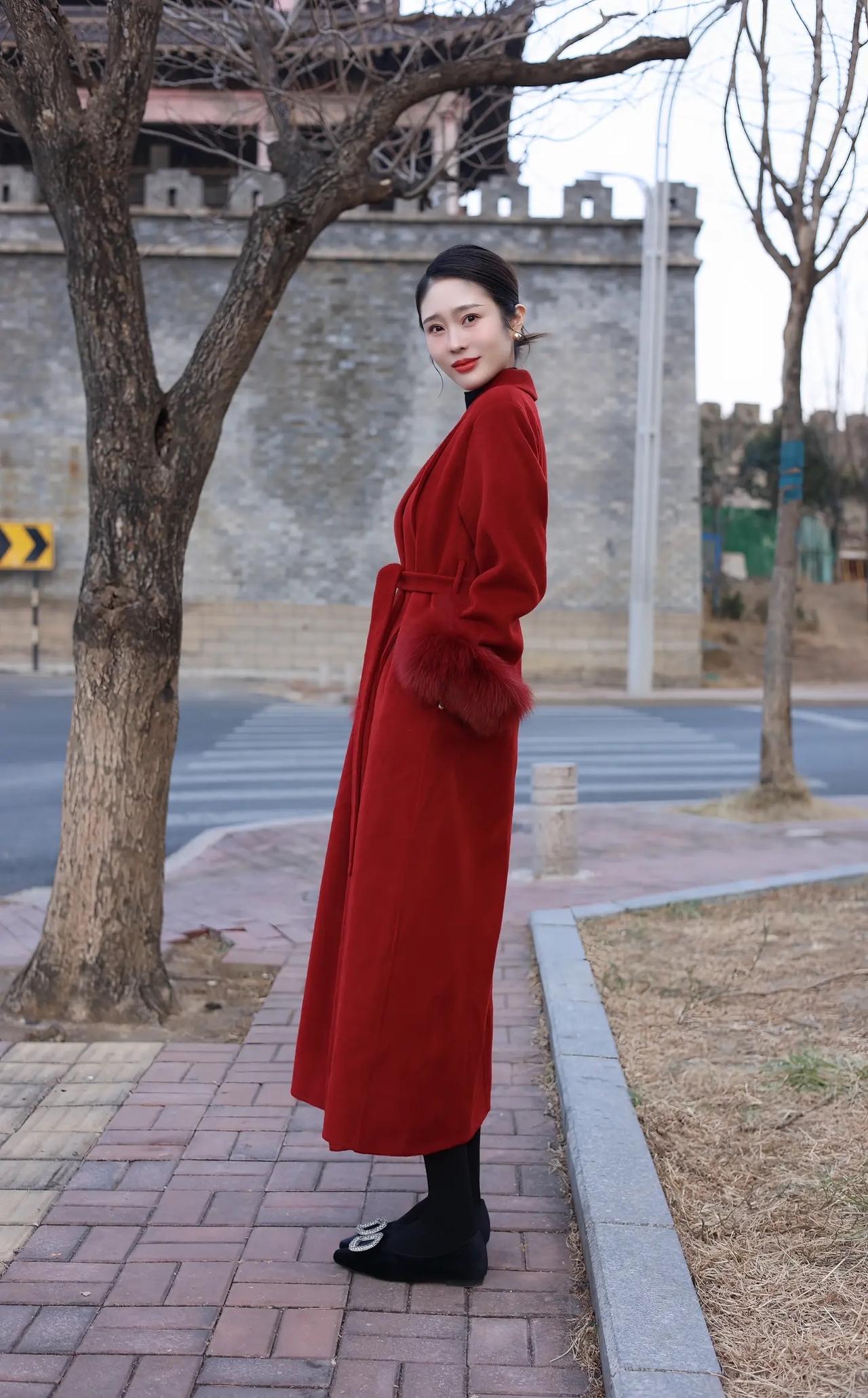 冬日穿搭指南：红色大衣+黑色靴子，复古又时尚！