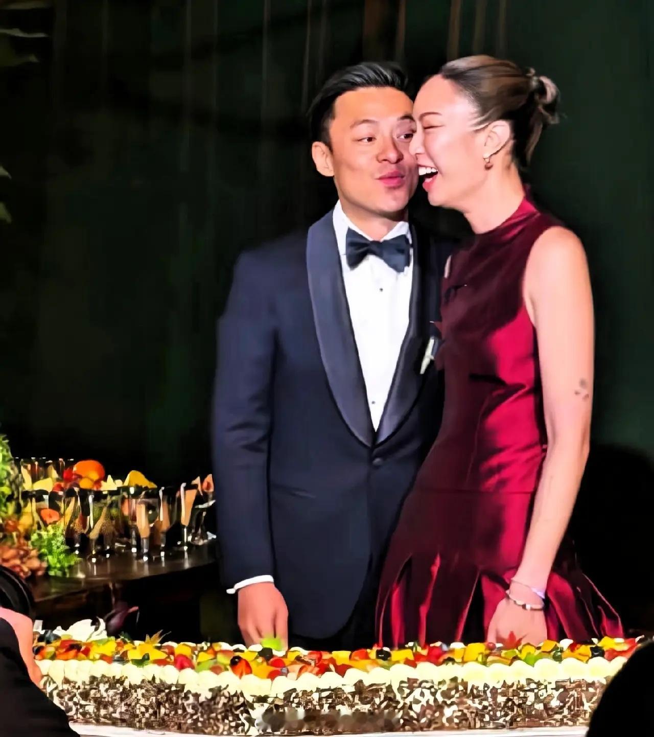 霍启仁在玉龙雪山的婚礼晚宴好热闹，感觉这对新人很活泼，很开朗的性格！他老婆是泰国