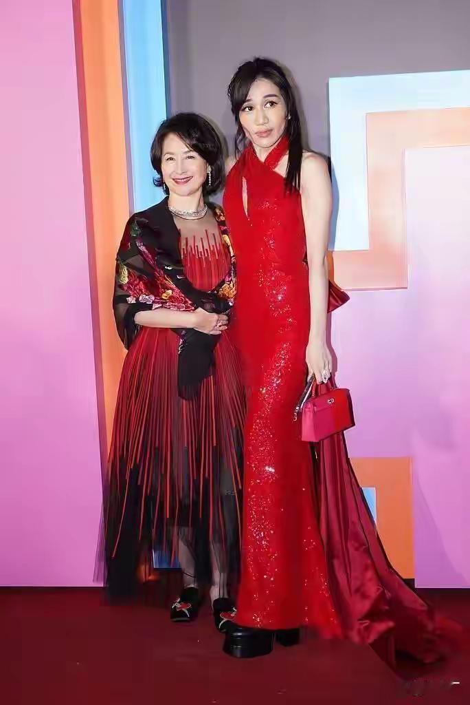 何超盈穿着恨天高站在何超琼身旁,竟然衬得姐姐娇美如花,是小鸟依人的感觉。其实她自