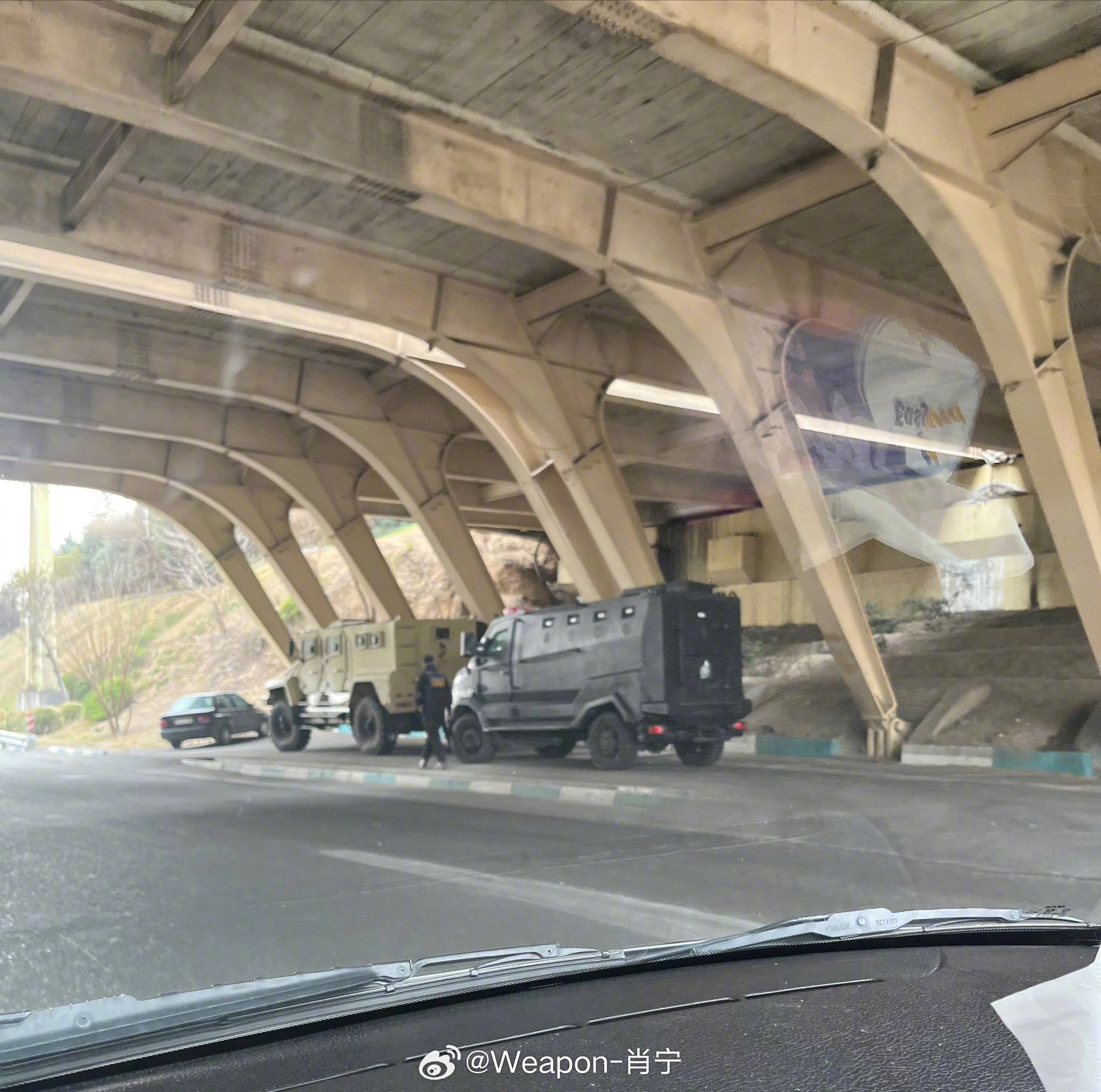 美以伊冲突伊朗巴斯基民兵和车辆藏身于德黑兰东部一座桥下，以躲避美以的袭击。美国