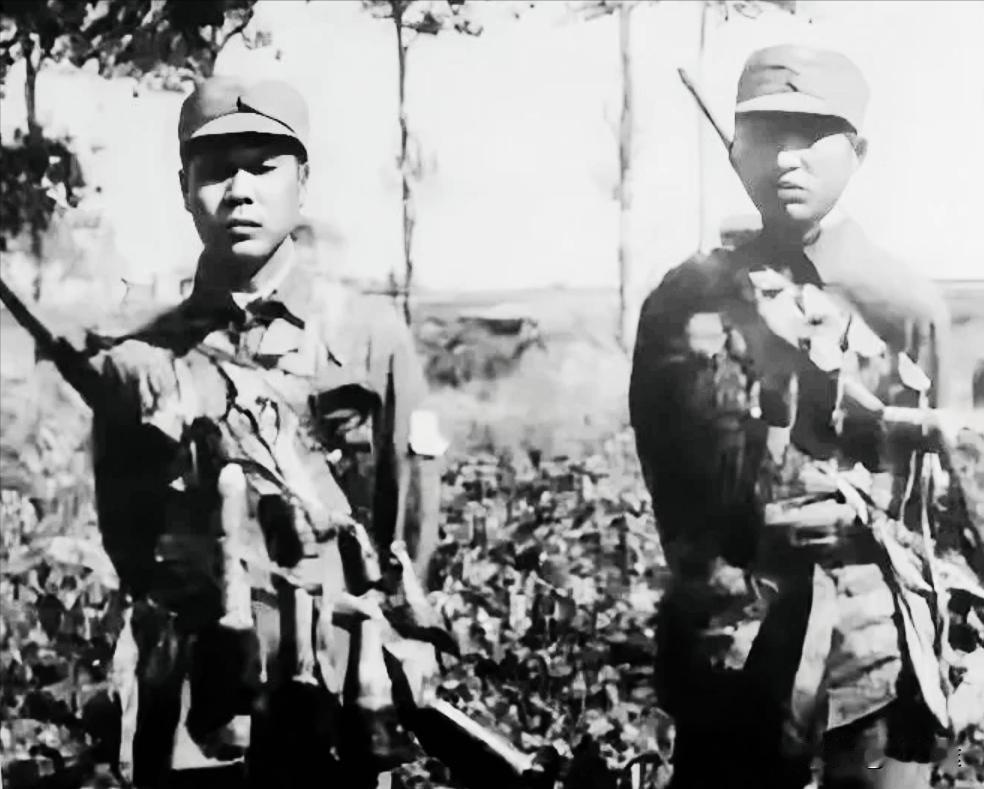 淞沪会战期间，两名国军战士奉命去炸毁日军的一个桥头堡，战地记者为他们拍摄了生命中