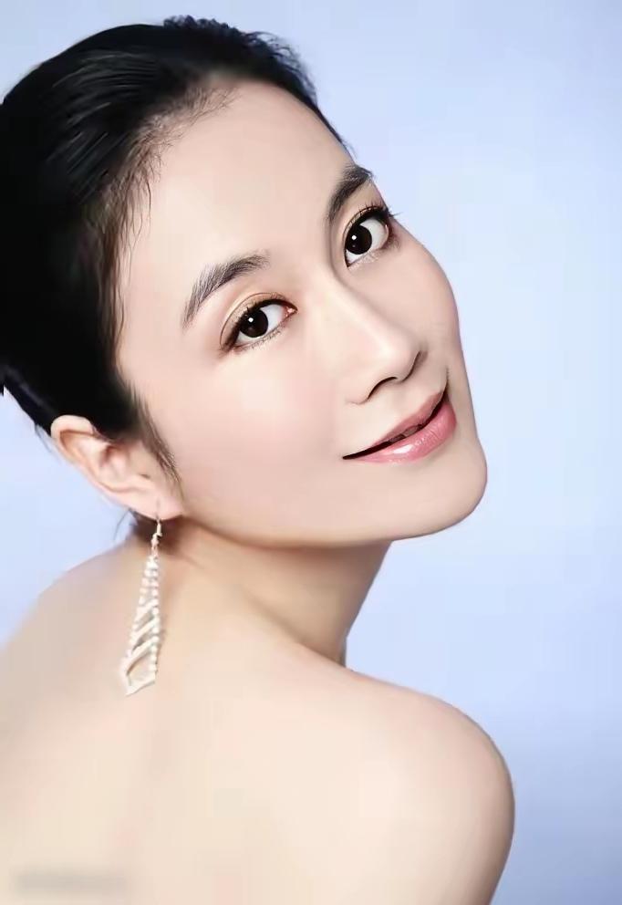 追剧《迷墙》杜磊差点死在李槿手下，如果不是陈梓诺出手护着。李槿这个女人太狠毒了