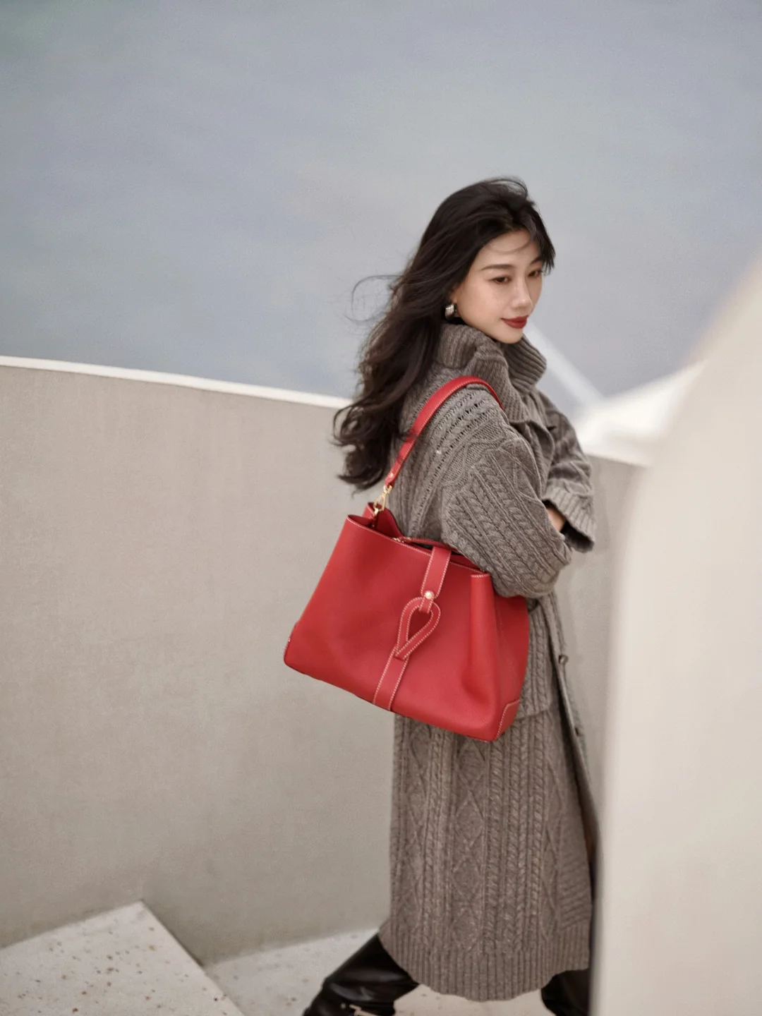 灰毛衣与红手袋，冬日需要一丝耀眼