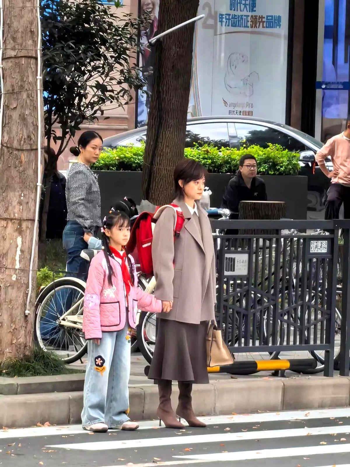 在无锡市偶遇孙俪拍戏。她们两个人很时尚，苗条，她们两个人实在是太接地气了，一