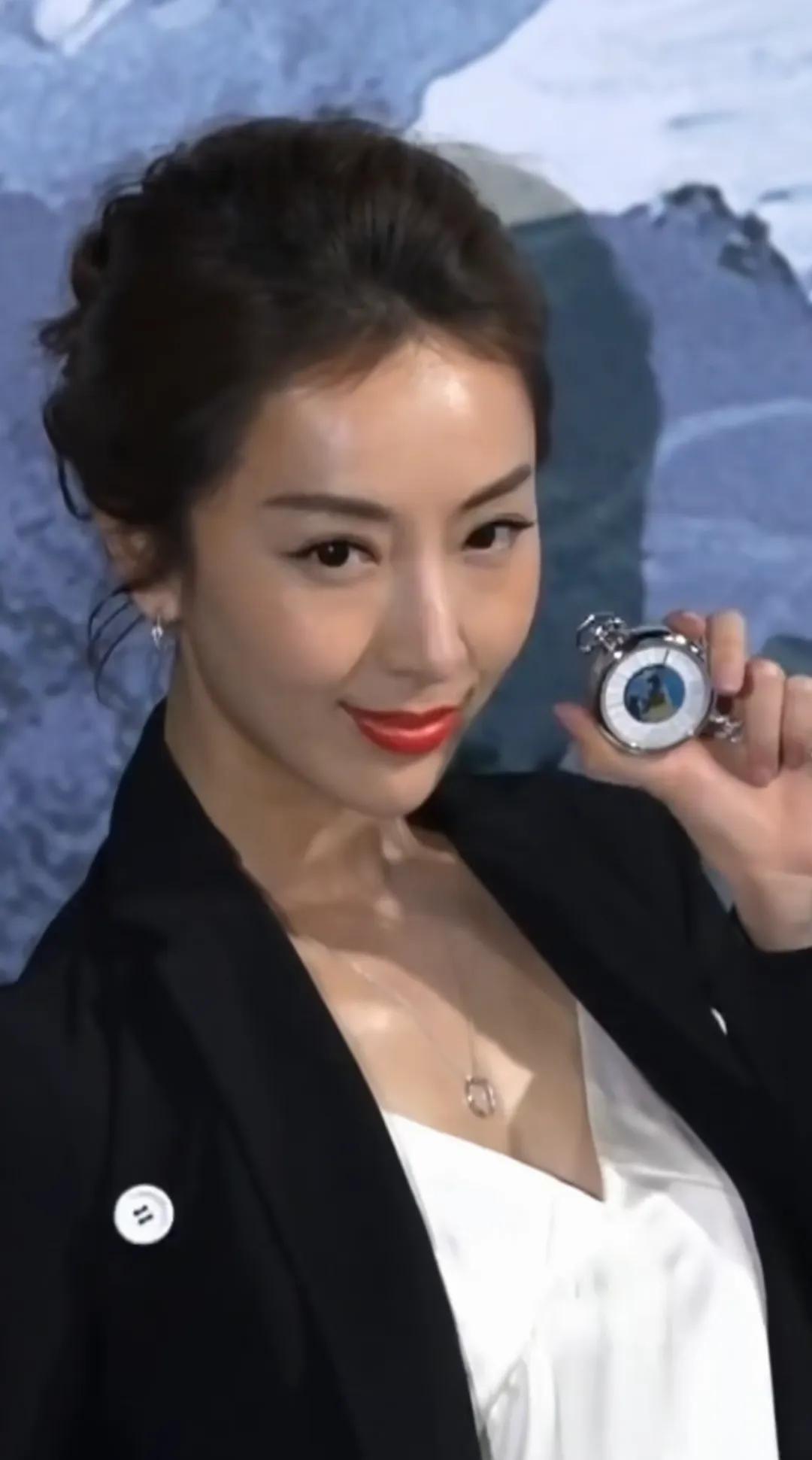 不怪那么多人喜欢，确实漂亮！年过40，女人味十足！[比心]轻熟女人味