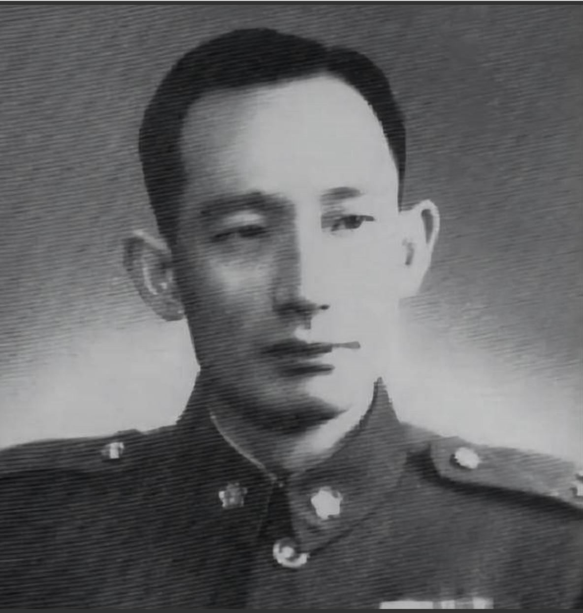 1949年，国军中将文强被俘，刚进战俘营，就有军官凑来低语：“参谋让我告诉你，你