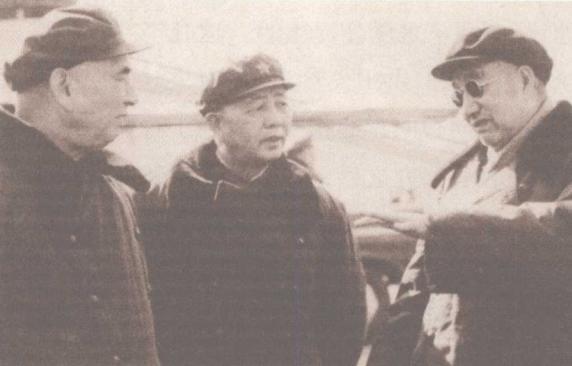 1980年春，徐向前元帅，观看歼8飞机表演，他当时是国防部长。徐向前旁边是当时的