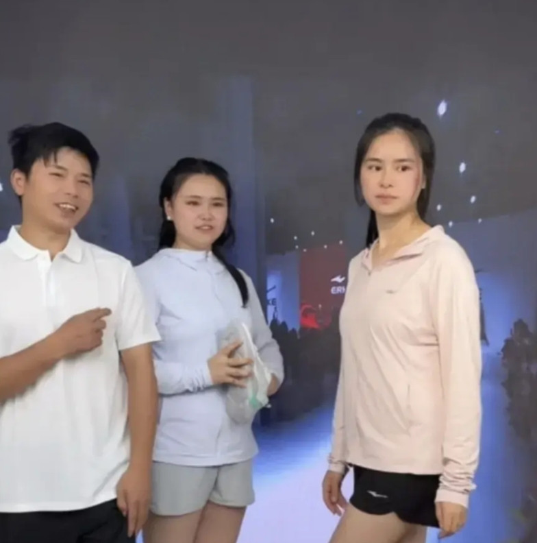 小杨梅自从回归原生家庭后，一直跟姐姐走在直播带货的路上！小杨梅无论是能力、长相