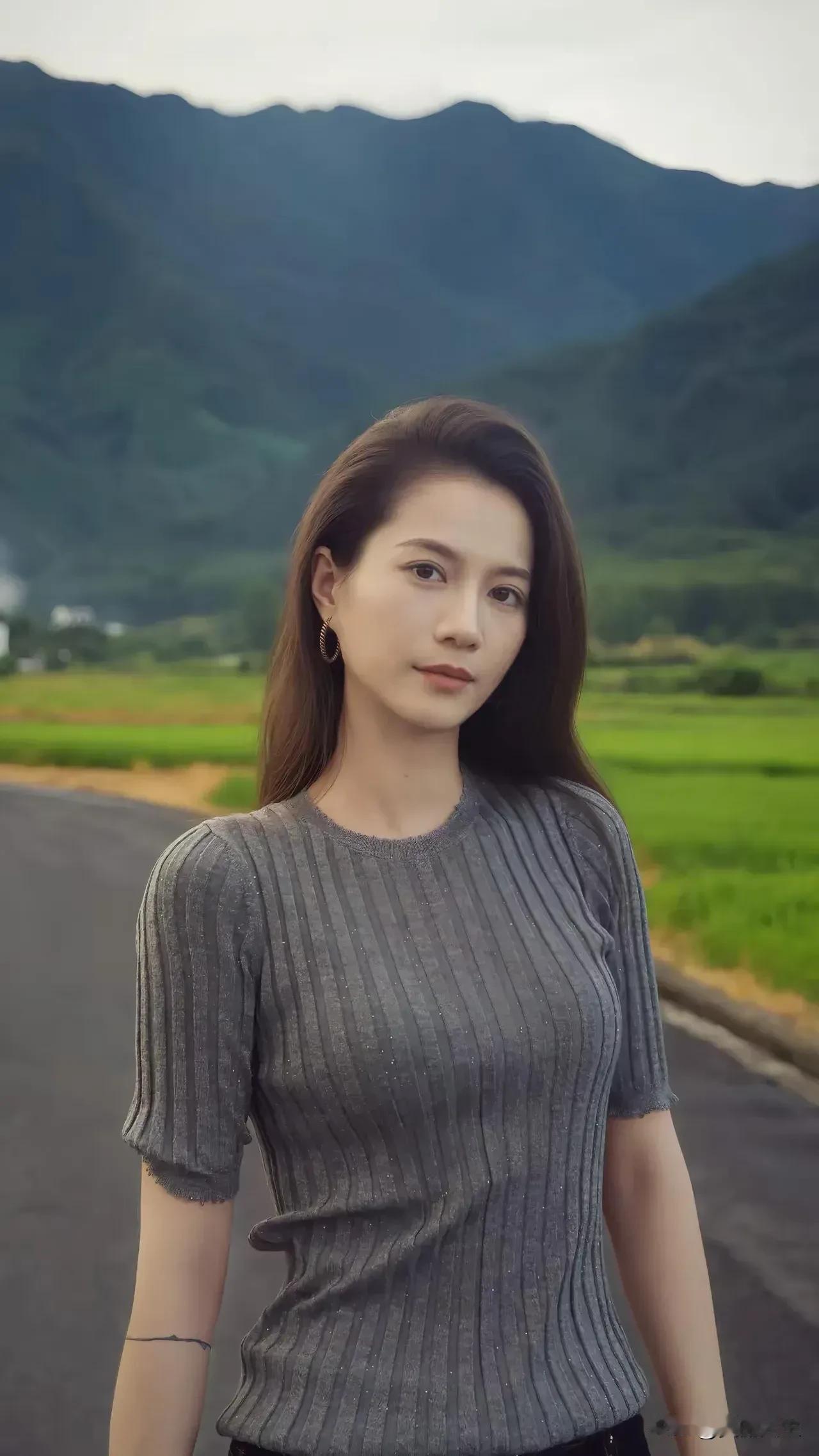 漫步神仙居，云雾缭绕似画卷，每一步都踏响历史的回音。‌‌