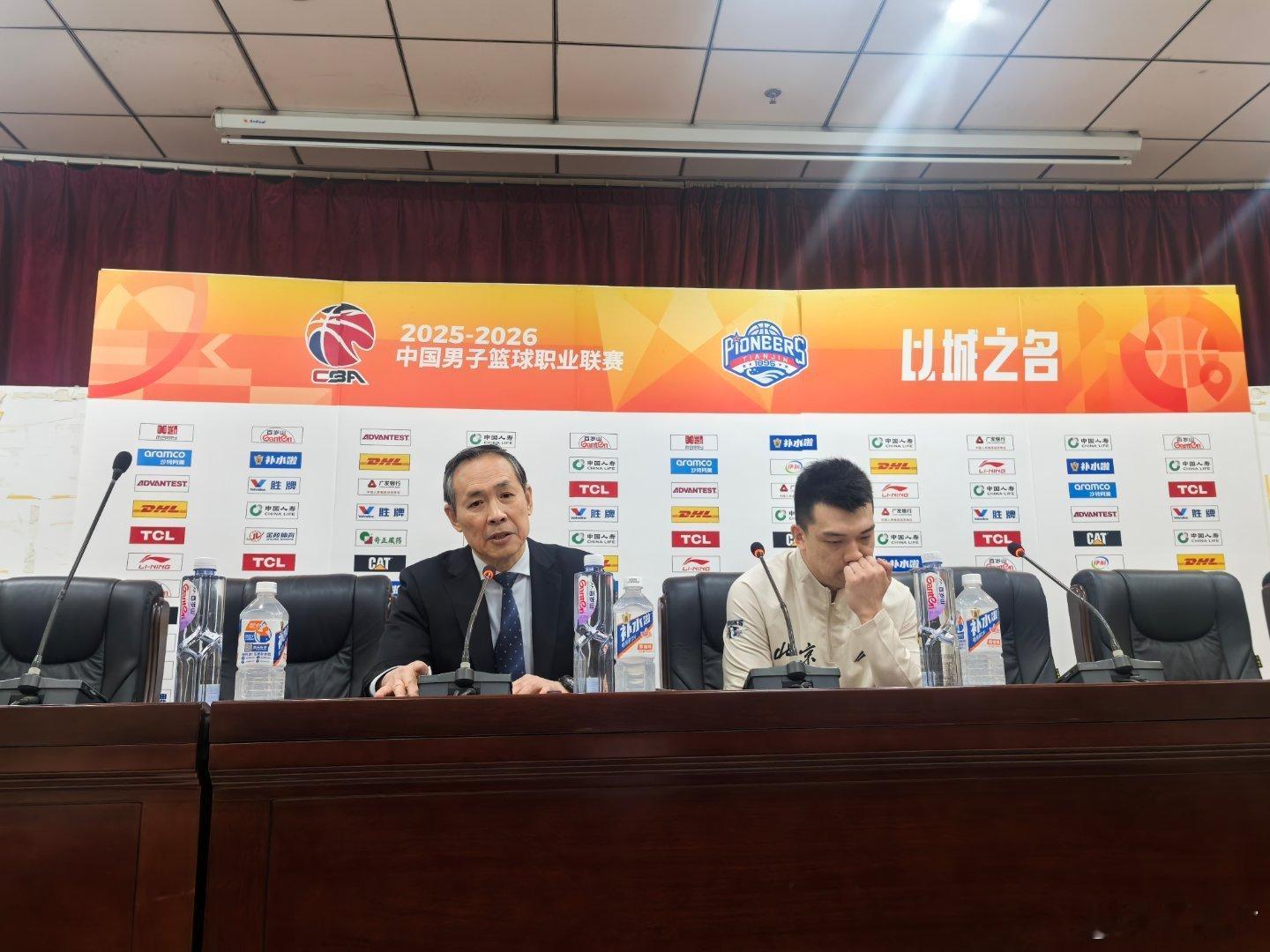 天津男篮战胜北京男篮一场漫长的赛后发布会。许指导的大意是，前三节队员贯彻的不错，