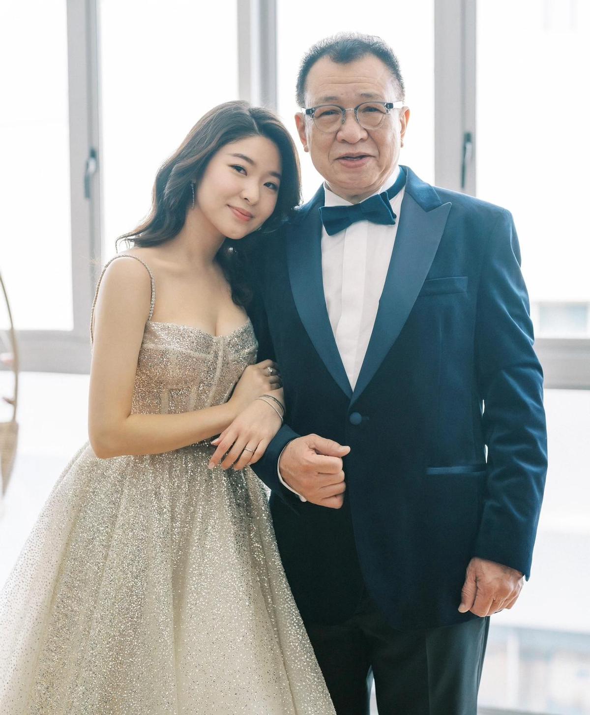 许绍雄砸三千万帮女儿开茶咖店，不是富二代躺赢，是老父亲把半辈子人脉当柴火，烧给女